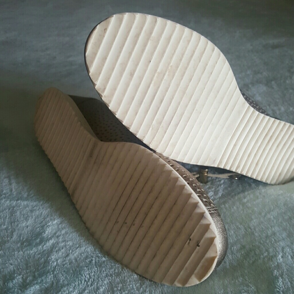 Shoes - Picture 4 of 4